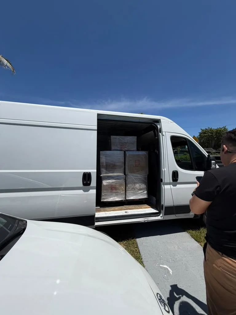 Paquetes cargados en la van de PrimeBox