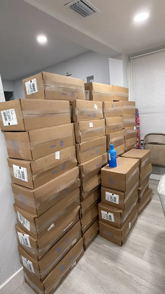 Cajas organizadas en el almacén